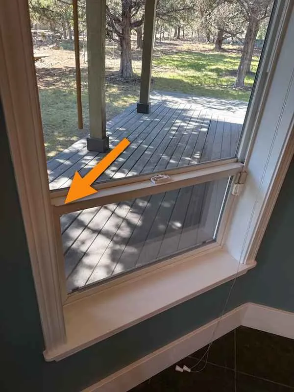 Vertical sliding window with a displaced balance in the track