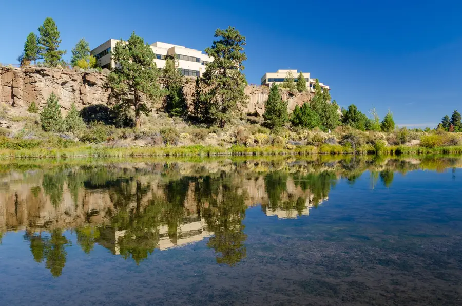 The Deschutes River at Farewell Bend Park, with homes on the rimrock above
