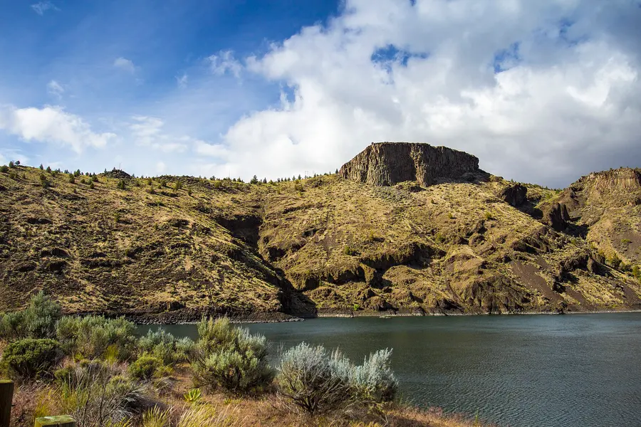 Rimrock and sage hills above Prineville Reservoir on the Crooked River