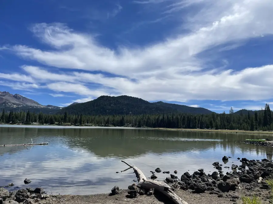 A Cascade lake with mountains behind it near Bend, Oregon