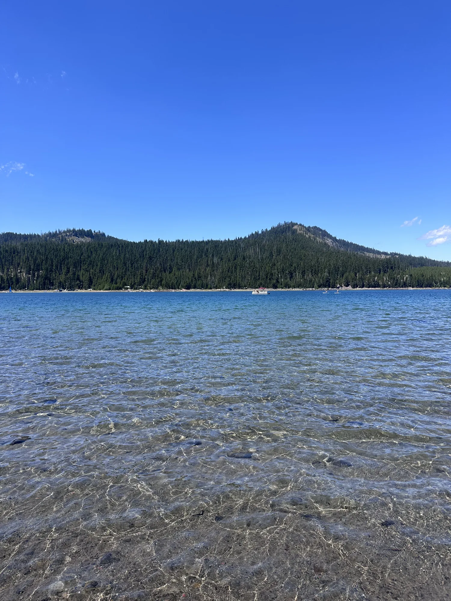 Mountain lake scenery in Central Oregon near Bend