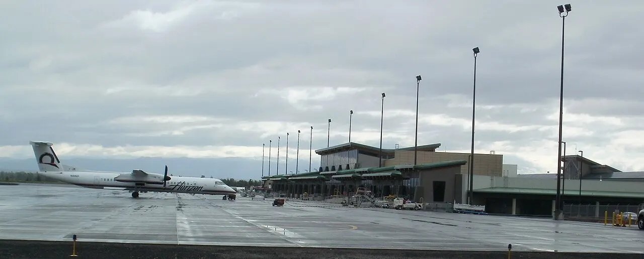 Redmond Municipal Airport passenger terminal with a Horizon Air plane on the apron