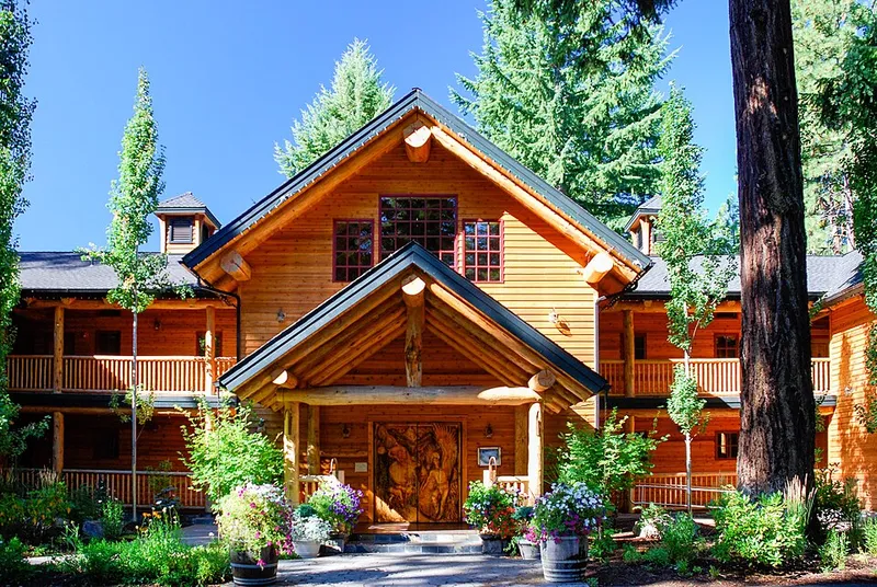 The log lodge at Suttle Lake among tall pines